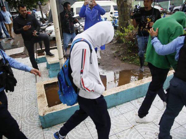 Dos estudiantes del Instituto España Jesús Milla Selva, ubicado en la colonia Kennedy de Tegucigalpa, fueron trasladados a una posta policial para que brinden su declaración por la muerte de su compañero.
