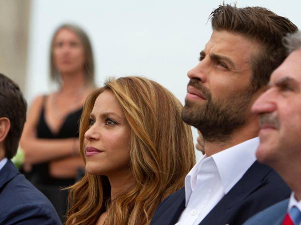 Gerard Piqué (c) y su expareja, la cantante colombiana Shakira (i), en una fotografía de archivo. EFE/Miguel Rajmil