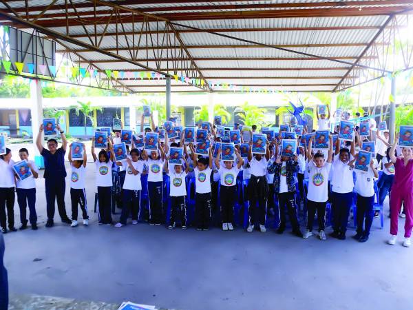 <b>Estudiantes del centro básico Daniel Quezada celebran la visita del proyecto Mente Sana.</b>