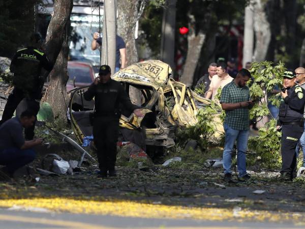 Un carro bomba en las inmediaciones de la Escuela Militar de Aviación Marco Fidel Suárez, en Cali, y el derribo de un helicóptero de la Policía en el municipio antioqueño de Amalfi han dejado este jueves al menos trece muertos y más de veinte heridos.