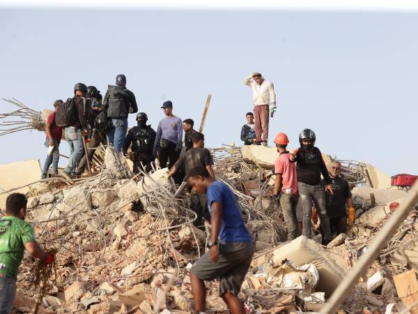 Personas realizan labores de búsqueda en una zona afectada por los terremotos, en La Guaira (Venezuela). EFE/ Ronald Peña R