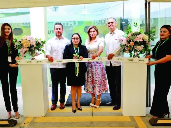 <b>Autoridades de UTH durante el corte de cinta para inaugurar la sede número 12 de Cofradía, la cual cuenta con modernos espacios. </b>