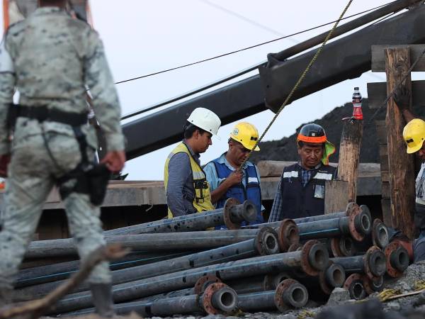 Mineros y personal de emergencias trabajan en el rescate de mineros atrapados en una mina,en Sinaloa (México). Imagen de archivo. EFE/ Antonio Ojeda