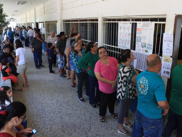 Personas hacen fila para votar durante la jornada de las elecciones generales este domingo, en San Pedro Sula.