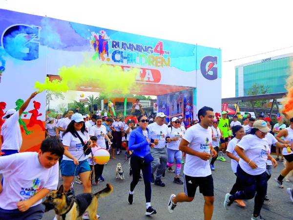 Participantes corren tras el pitazo inicial. Fotos: Melvin Cubas