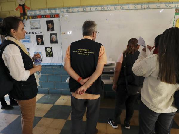 Miembros de la Junta Receptoras de Votos (JRV) participan en un simulacro electoral este domingo, como preparación para las elecciones generales, en Tegucigalpa (Honduras). EFE/ Gustavo Amador