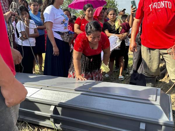 Entre llantos, entierros colectivos y reclamos de justicia, los habitantes de una comunidad campesina del Caribe de Honduras despidieron este viernes a la mayoría de las 21 personas asesinadas en una masacre en la región del Aguán, una de las zonas más violentas del país por un histórico conflicto de tierras agravado por el narcotráfico y la presencia de grupos armados.