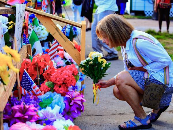 Fotografía de archivo, tomada el pasado 7 de agosto, en la que se captó a una mujer al dejar una ofrenda floral en el altar que rinde homenaje a Lorenzo Salgado, migrante mexicano asesinado por un funcionario del Servicio de Inmigración y Control de Aduanas (ICE) de EE.UU., en Houston (TX, EE.UU.). EFE/Carlos Ramírez