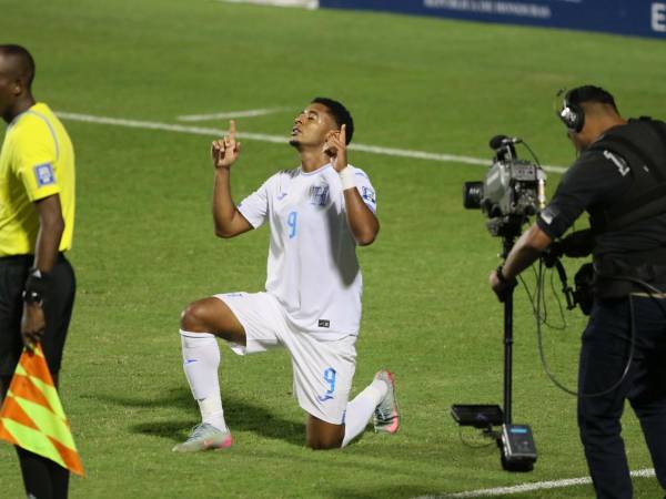 La emoción del Choco Lozano tras anotar el segundo gol de la Selección de Honduras.