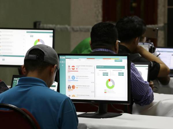 Fotografía del 2 de diciembre de 2025 de un hombre que observa los resultados parciales de las elecciones presidenciales.