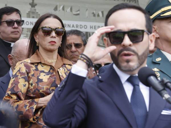 La embajadora de Colombia en Estados Unidos, María Consuelo Araújo (i), escucha al presidente de Colombia, Abelardo de la Espriella, durante la transmisión de mando de la nueva cúpula militar este miércoles, en Bogotá (Colombia). EFE/ Mauricio Dueñas Castañeda