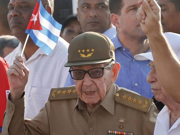 Fotografía de archivo que muestra al expresidente de Cuba Raúl Castro sosteniendo una bandera de Cuba durante la conmemoración del Día Internacional del Trabajo en La Habana (Cuba). EFE/ Ernesto Mastrascusa
