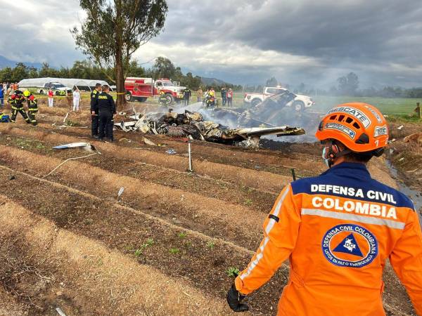 Fotografía publicada en la cuenta de X de la Defensa Civil de Colombia que muestra a integrantes de varios equipos de socorro atendiendo el accidente de una avioneta este sábado, en zona rural del departamento de Boyacá, Colombia.