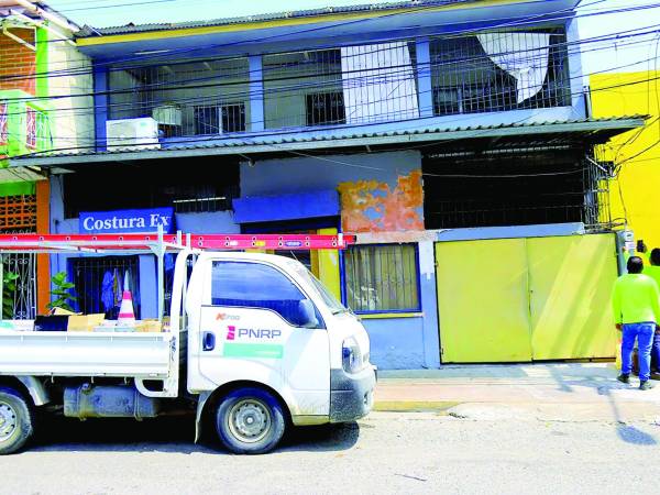 <b>Empleados del RNRP revisan un medidor de energía en una zona de San Pedro Sula.</b>