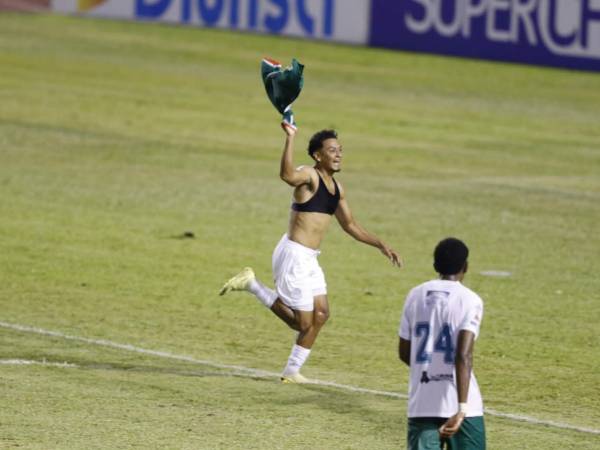 Alexy Vega se quitó la camisa en su festejo y posteriormente recibió la tarjeta amarilla.