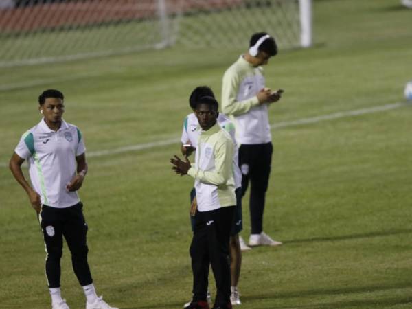 Los jugadores verdolagas en el terreno de juego a minutos del partido en San Pedro Sula.