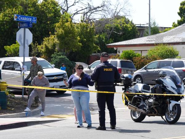 Un integrante de la Policía de San Diego custodia la zona donde fallecieron al menos cinco personas en el ataque contra una mezquita este lunes, en San Diego (Estados Unidos).