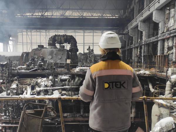 Empleados de una central térmica propiedad de DTEK en Ucrania, junto a las secciones dañadas por ataques con drones y misiles rusos. Los trabajadores desafían el frío y el riesgo de ataques rusos para restaurar el suministro eléctrico mientras millones de hogares sufren apagones prolongados debido a los ataques rusos al sistema energético en medio del invierno.
