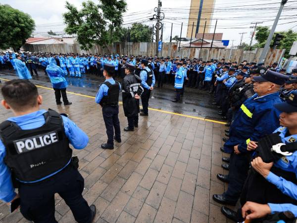 Decenas de elementos de la Policía Nacional llegaron desde muy temprano al Estadio Municipal Francisco Morazán de San Pedro Sula.