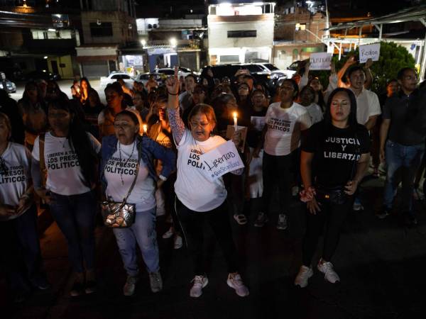 Fotografía del 13 de enero de 2026 de personas participan en una vigilia frente al centro penitenciario Rodeo I, en Zamora estado de Miranda, Venezuela.