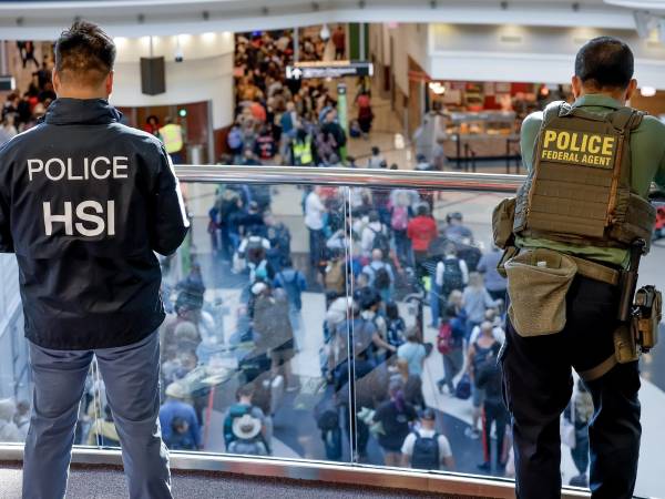 Tom Homan anunció ayer que EE UU desplegaría a partir de hoy a agentes de<b> ICE</b> para ayudar a los trabajadores de la TSA, que llevan sin cobrar desde febrero. EFE