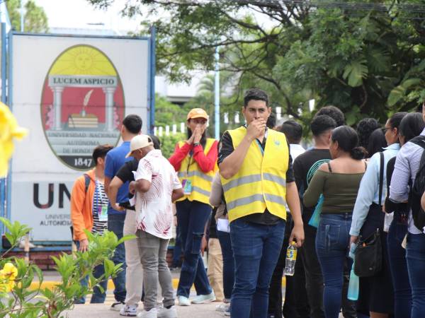 Jóvenes haciendo fila para el examen de la PAA.