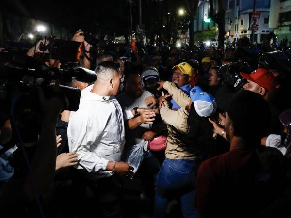 Aumenta la tensión en Venezuela durante el escrutinio de votos de la elección presidencial luego de que seguidores del mandatario y candidato a la reelección, Nicolás Maduro, bloquearan el acceso a los opositores a los centros electorales durante el conteo de votos, dando lugar a violentos enfrentamientos.