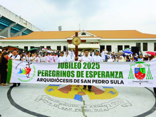 Tras culminar el mensaje brindado por las autoridades eclesiásticas de la Iglesia Católica, se continuó con una procesión que fue encabezada por la cruz procesional y la imagen de la Virgen María. FOTOS: MOISÉS VALENZUELA.