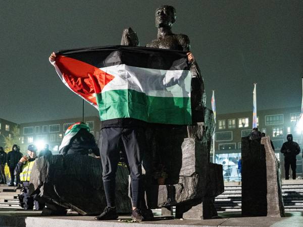 Personas con banderas palestinas en el exterior del estadio Johan Cruiff Arena de Amsterdam.