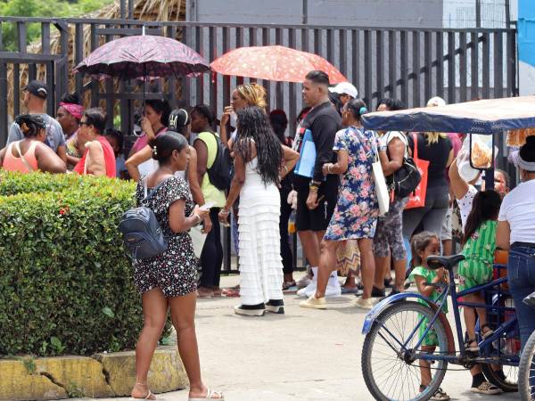Migrantes hacen fila en oficinas migratorias este sábado, en Tapachula (México). EFE/ Juan Manuel Blanco