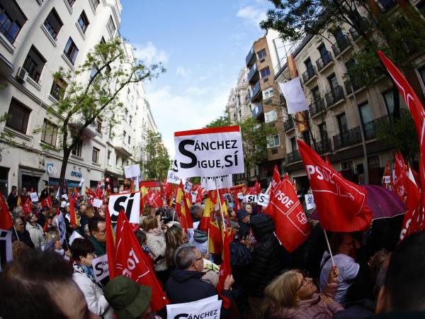 “<b>Pedro</b>, no te vayas”. Miles de simpatizantes en las calles y la dirigencia en pleno del Partido Socialista instaron el sábado al presidente del gobierno español, <b>Pedro</b> <b>Sánchez</b>, a no dimitir, menos de 48 horas antes de que anuncie su decisión.