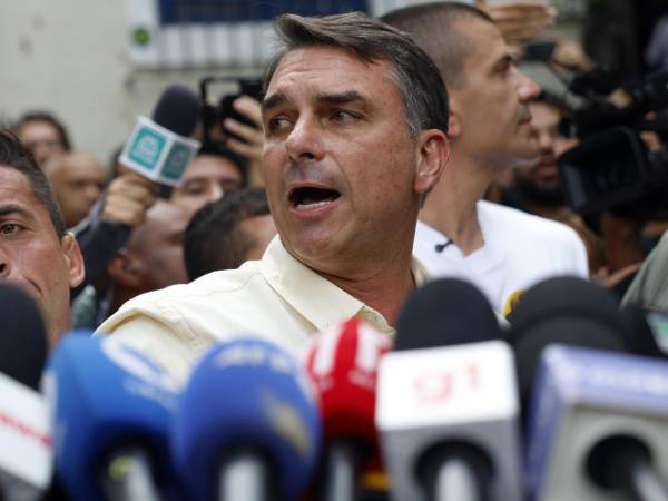 El candidato a la presidencia de Brasil, Flavio Bolsonaro se dirige a los medios tras votar en una escuela de la zona norte de Río de Janeiro, Brasil, durante la primera vuelta de las elecciones.
