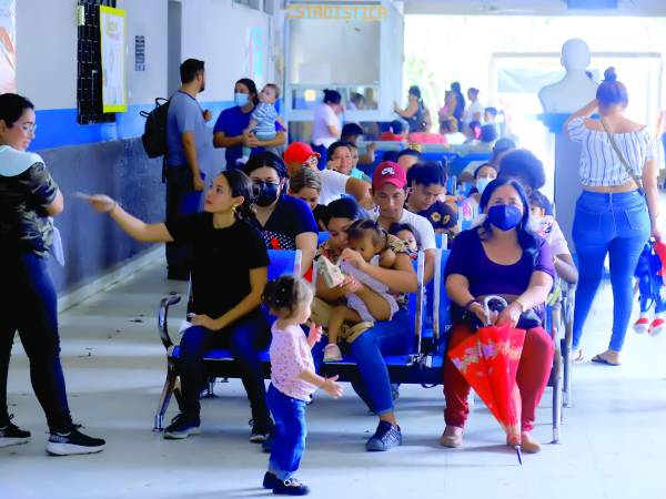 Sampedranos buscan atención médica en el policlínico Miguel Paz Barahona. Foto: La Prensa.