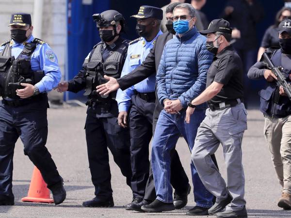 El expresidente de Honduras Juan Orlando Hernández, condenado este miércoles a 45 años de cárcel y 5 de libertad vigilada por el delito principal de narcotráfico, es el último de una larga serie de dirigentes políticos latinoamericanos que acaban sus días en un tribunal o una cárcel de EE.UU. -o juzgados en su país tras ser extraditados por Estados Unidos- por delitos relacionados con las drogas o la corrupción.