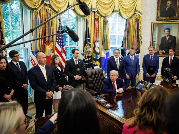 El presidente Trump durante la firma de órdenes ejecutivas en la Casa Blanca.