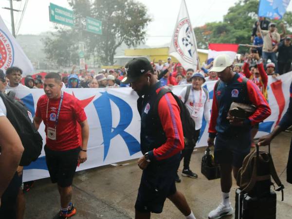 Los aficionados esperaron la llegada de los jugadores.