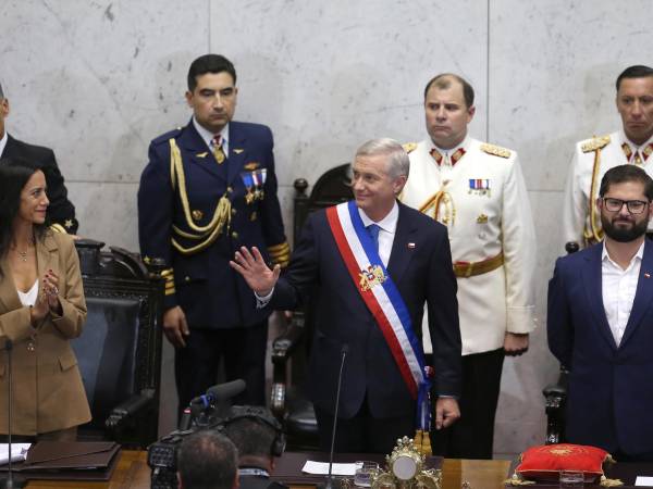 José Antonio Kast (c) asume este miércoles la Presidencia de Chile en una solemne ceremonia a la que acudieron parlamentarios de todos los partidos y una docena de jefes de Estado y de Gobierno de todo el mundo. EFE/Adriana Thomasa
