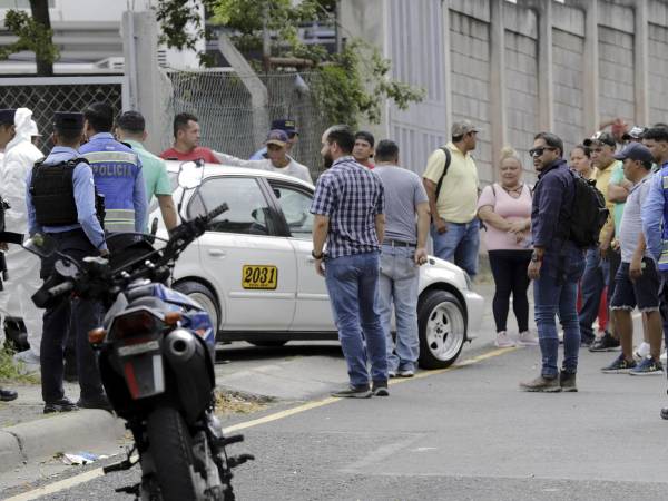 La profesión de conducir un taxi o un autobús en Honduras y Guatemala se ha convertido en un oficio de alto riesgo, viéndose los conductores muchas veces asediados entre el pago de las extorsiones o la muerte, con más de 5.000 choferes asesinados entre 2010 y 2024 en estos países.