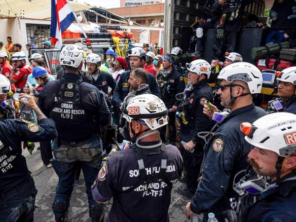 Rescatistas de Mexico, El Salvador y Costa Rica realizan labores de búsqueda de sobrevivientes a los terremotos, este martes en Catia La mar, La Guaira (Venezuela).