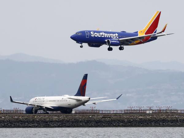 Fotografía de archivo de la aerolínea Southwest Airlines aterrizando cerca de un aparato de Delta Airlines en el aeropuerto internacional de San Francisco en Estados Unidos. EFE/EPA/JOHN G. MABANGLO