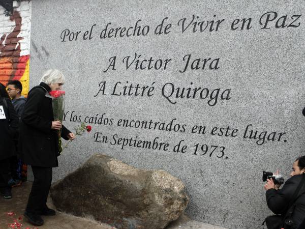 Fotografía de archivo, tomada el 13 de septiembre de 2014, en la que se captó a la viuda del cantautor chileno Víctor Jara, Joan Jara (3-i), durante la inauguración del memorial en homenaje al legendario artista chileno, en las afueras del Cementerio Metropolitano de Santiago de Chile (Chile). EFE/Sebastián Silva