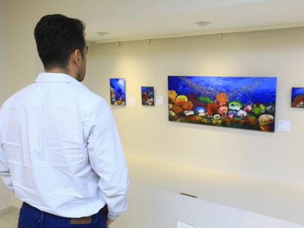 La Galería Colibrí se convierte en un santuario de color y vida marina con la nueva exposición del reconocido artista hondureño Julio César Contreras. <i>“Arrecifes y colores”</i> invita al espectador a sumergirse en un universo pictórico donde el arte se convierte en un llamado a la contemplación y la conciencia ambiental.