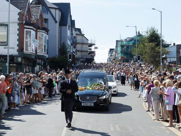 Cientos de personas despidieron este lunes 17 de agosto de 2026 a la cantante británica Bonnie Tyler en un multitudinario y emotivo funeral celebrado en la iglesia de Swansea Minster (Gales).