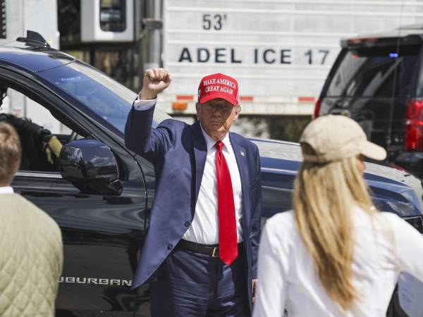 El candidato presidencial republicano Donald J. Trump (centro) hace un gesto mientras recorre las zonas dañadas por el huracán Helene en Valdosta, Georgia, EE.UU., el 30 de septiembre de 2024. EFE/EPA/Erik S. Lesser