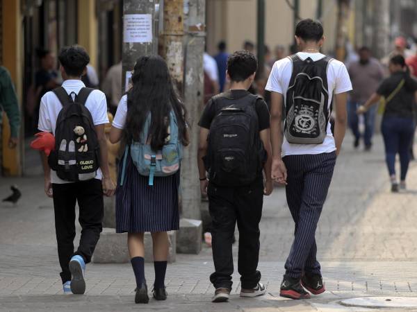 Un grupo de jóvenes estudiantes caminan por una calle, el 10 de mayo de 2024, de Tegucigalpa (Honduras).