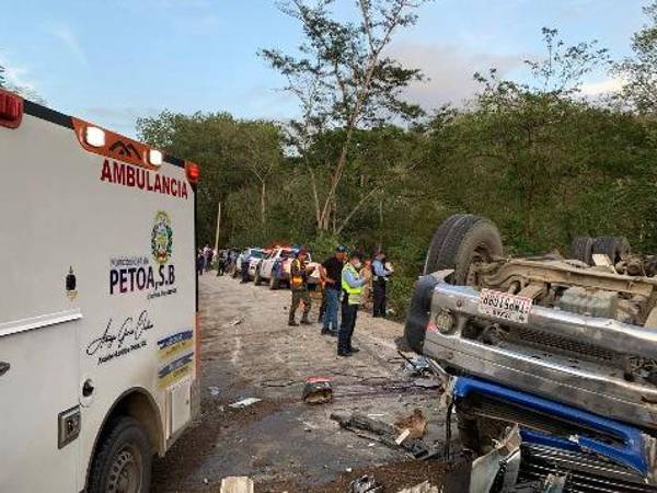 Equipos de rescate trabajan en la zona del accidente en la CA-4, en Quimistán, donde el accidente dejó víctimas y evidenció los riesgos en esta vía.
