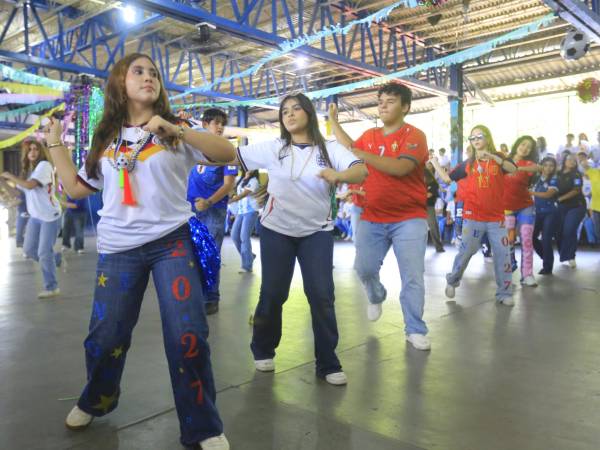 Los alumnos de la promoción 2027 de la Kiddy Kat &amp; Morazzanni celebraron por todo lo alto su regreso a los salones de clases. Con un acto que incluyó mucha música, color y baile, pero también una oración al Creador, los jovencitos dieron inicio a su último año de secundaria.