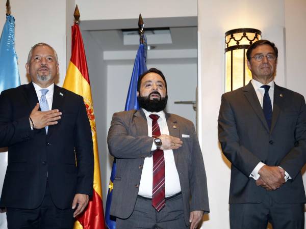 El embajador de España en Honduras, Diego Nuño García posa con el canciller de Honduras, Eduardo Enrique Reina y el presidente del Parlamento hondureño, Luis Redondo, durante la conmemoración de la Fiesta Nacional de España, este jueves en Tegucigalpa (Honduras).