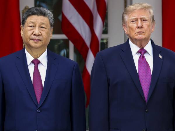 El presidente de China Xi Jinping y el de Estados Unidos Donald Trump pasan revista a las tropas durante la ceremonia de recibimiento en la Casa Blanca en Washington.