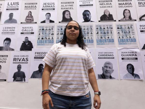 La venezolana Gabriela Hernández, hija de la detenida Nélida Sánchez posa en el Centro Venezolano Argentino este jueves, en Buenos Aires, Argentina.